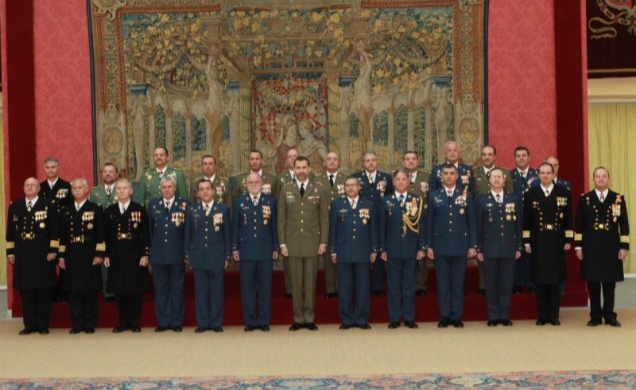Fotografía de grupo de Su Alteza Real el Príncipe de Asturias con coroneles y capitanes de navío